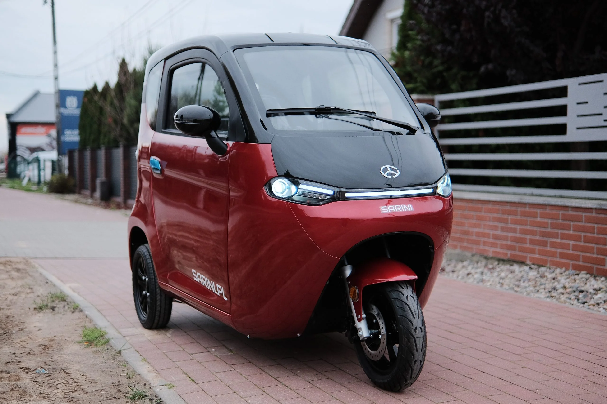 MINI SAMOCHÓD SARINI TITO Y ( 2000W ) - CZERWONO-CZARNY